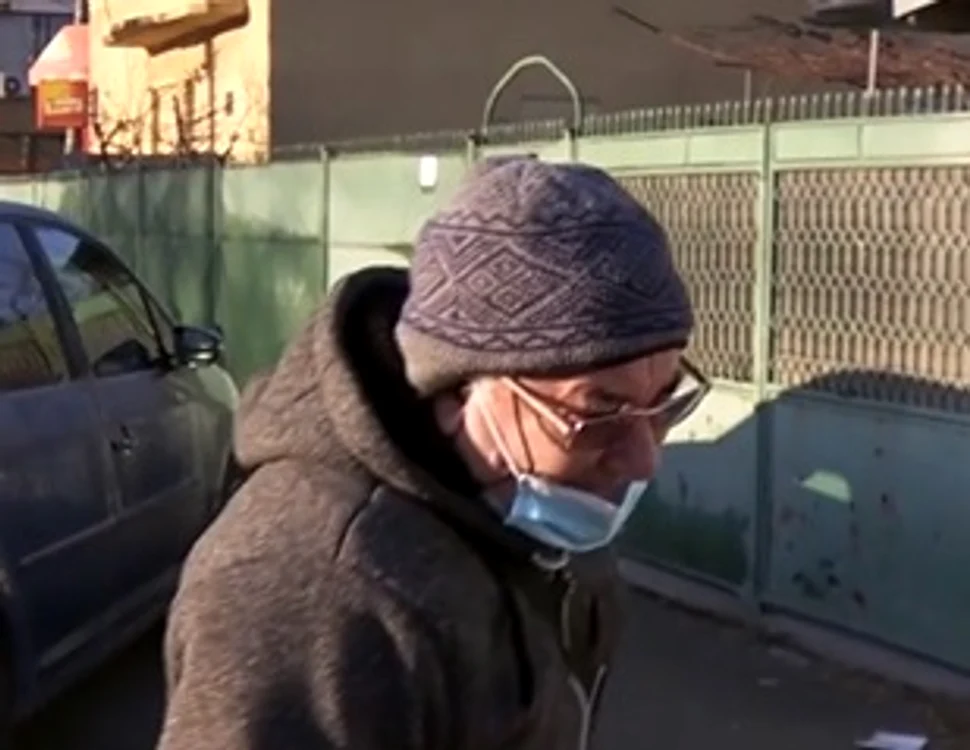 Bunicul Raisei a mers la locul accidentului și a aprins lumânări Foto: Captură Video Antena 3