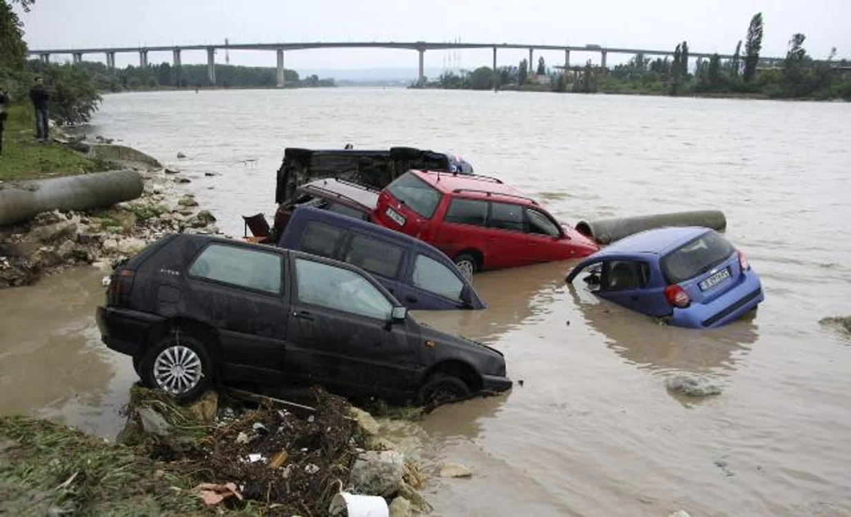 
    Inundaţiile au afectat grav oraşul-port Varna, din nord-estul Bulgariei (foto Reuters)  