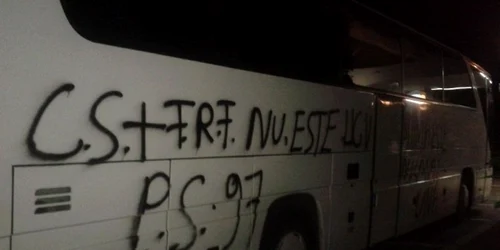 autocar vandalizat