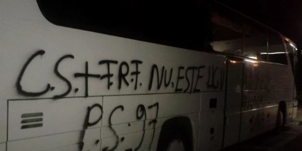 autocar vandalizat