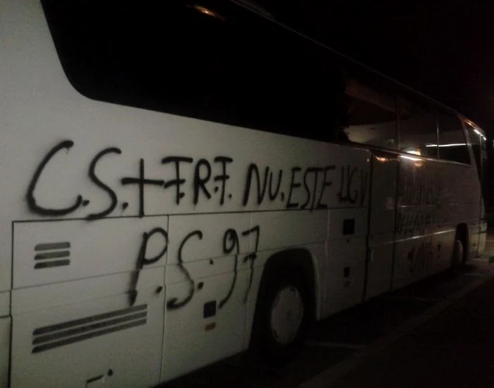 Aşa arăta autocarul echipei CS Universitatea Craiova după ce a fost vandalizat de suporteri
