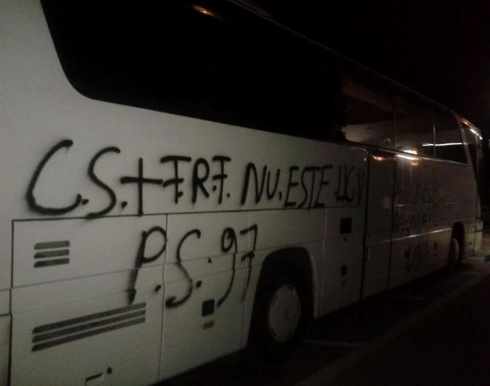 Aşa arăta autocarul echipei CS Universitatea Craiova după ce a fost vandalizat de suporteri