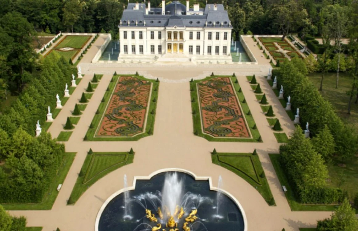 Castelul Ludovic al XIV-lea este înconjurat de un parc de 23 de hectare FOTO Cogemad
