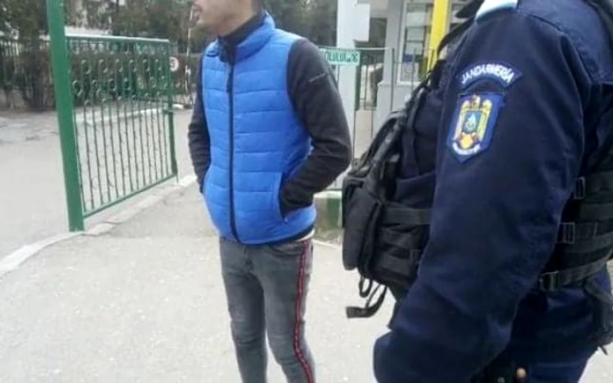 Un fost elev prins în curtea şcolii unde a învăţat cu un cuţit în buzunar FOTO IJJ Ph
