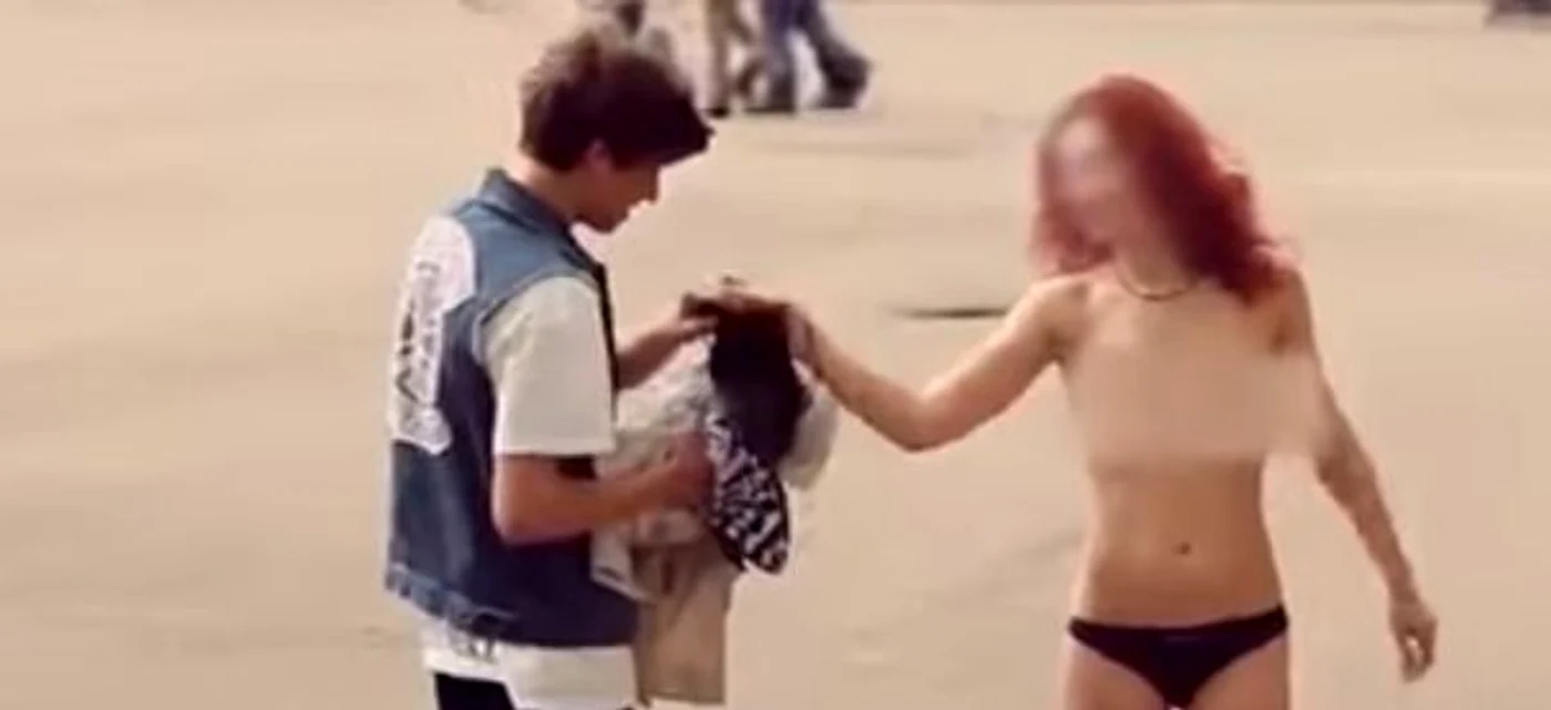 Să te razi pe cap în plină stradă nu mai este nimic ciudatFoto: captură video