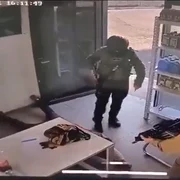 militari israelieni ataca un civil neinarmat foto captura video X @mog_russEN