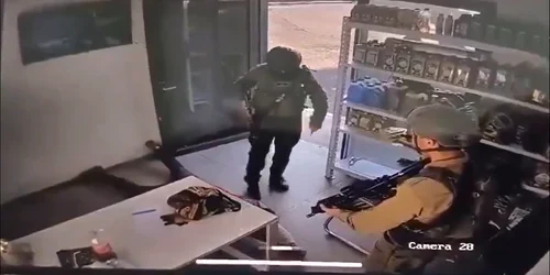 militari israelieni ataca un civil neinarmat foto captura video X @mog_russEN