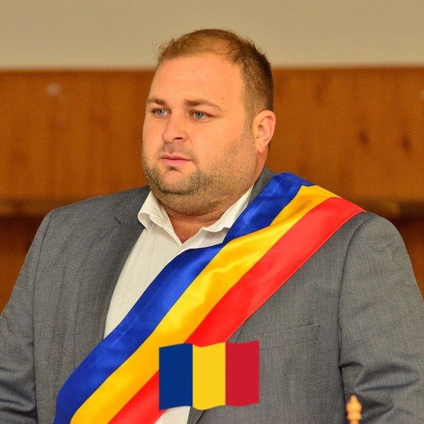 Un primar PSD, prins că fura curent electric. Descindere cu mascați într-o localitate din județul Mureș