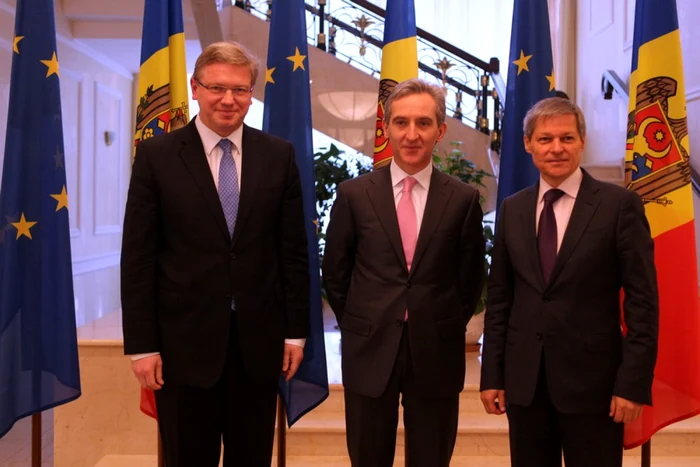 Premierul Iurie Leancă, alături de Comisarul european pentru Extindere, Stefan Fule (stânga) şi Comisarul european pentru Agricultură, Dacian Cioloş FOTO: gov.md