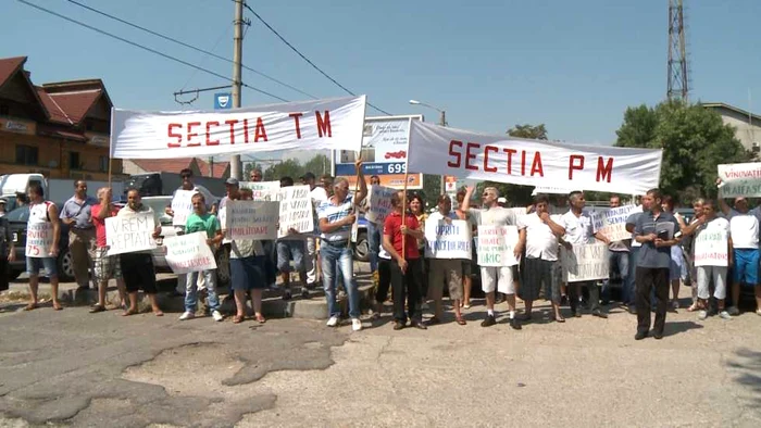 Angajaţii Mechel protestează împotriva concedierilor colective