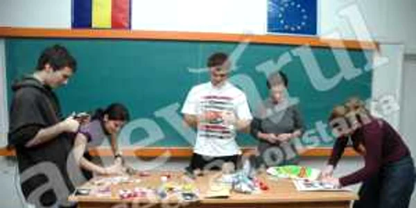 Banii obţinuţi din vânzarea mărţişoarelor vor fi investiţi în achiziţionarea de produse ecologice pentru şcoli