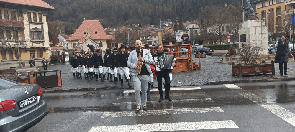 „La strochit”, cu Junii Brașovului. Obiceiul păstrat de secole prin care tinerii stropesc fetele de măritat FOTO