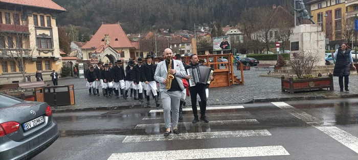 În frunte cu muzicanții, Junii Tineri merg „la strochit” FOTO Ioan Buciumar