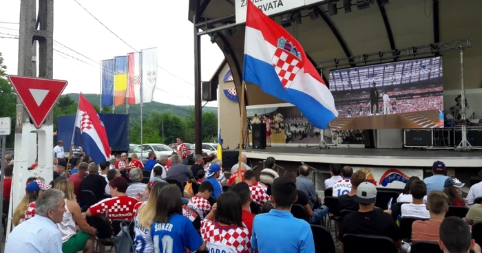Atmosferă de meci mare în Ţinutul croaţilor din Banatul Montan FOTO Ş.Both