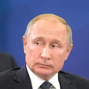 Vladimir Putin si purtatorul sau de cuvant Dmitri Peskov FOTO EPA-EFE