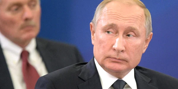 Vladimir Putin si purtatorul sau de cuvant Dmitri Peskov FOTO EPA-EFE