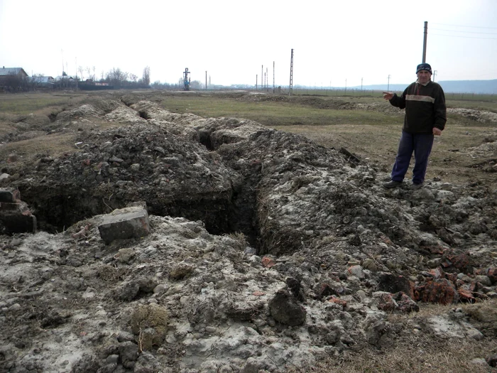 14 kilometri de conducte au fost dezgropaţi de pe islazul din Lipăneşti. FOTO Dana Mihai