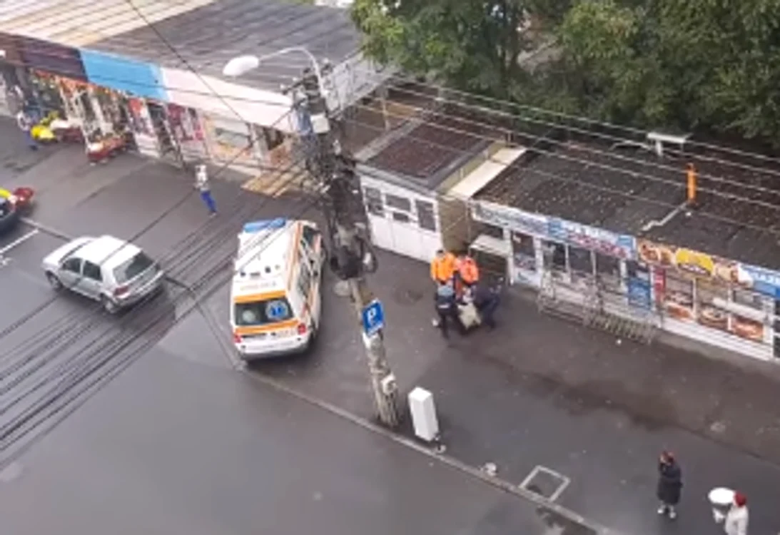Femeie târâtă pe jos de polițiști, în ClujFoto: Captură Video