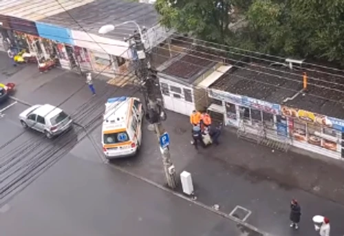 Femeie târâtă pe jos de polițiști, în ClujFoto: Captură Video