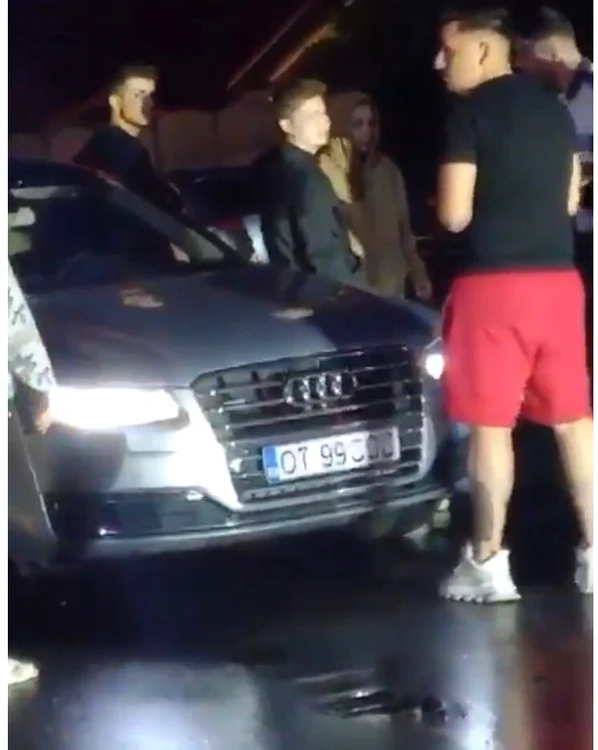 Polițistul, doi elevi dela școala de poliție și o tânără s-ar fi aflat în mașină FOTO: captura video