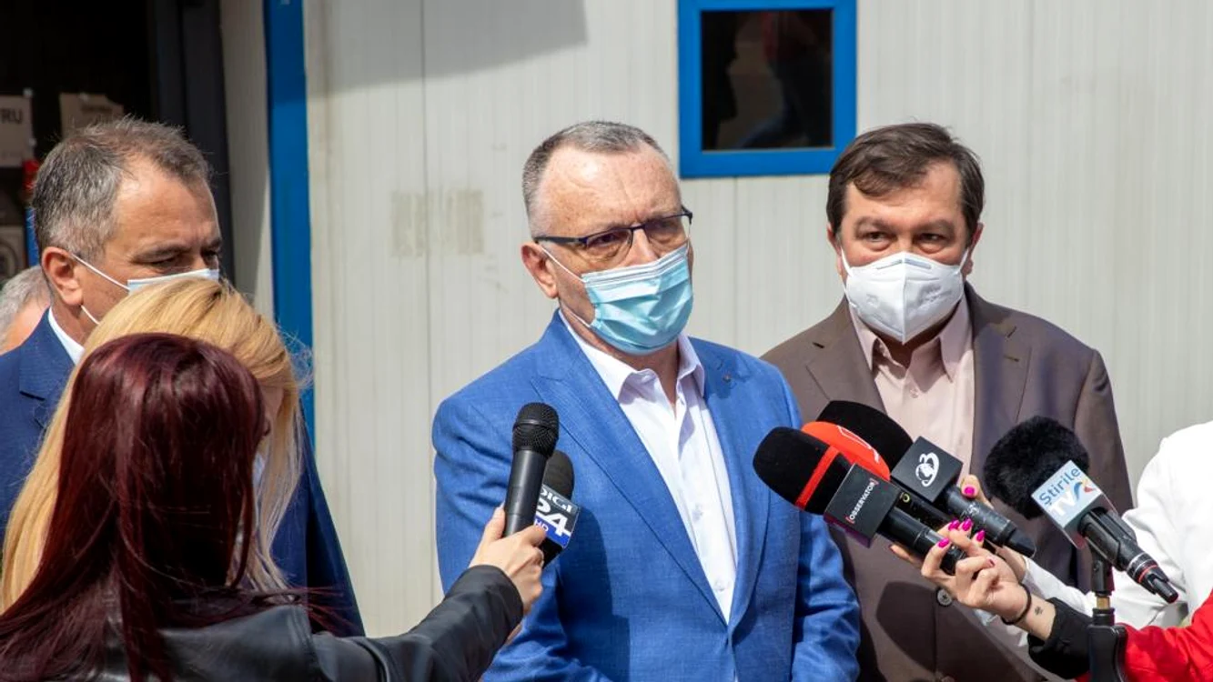 
    Sorin Cîmpeanu a anunțat că părinții vor trebui să completeze un formulr în care să precizeze dacă sunt de acord sau nu cu vaccinarea copiilor de peste 12 aniSursa foto: Facebook/Sorin Cîmpeanu  