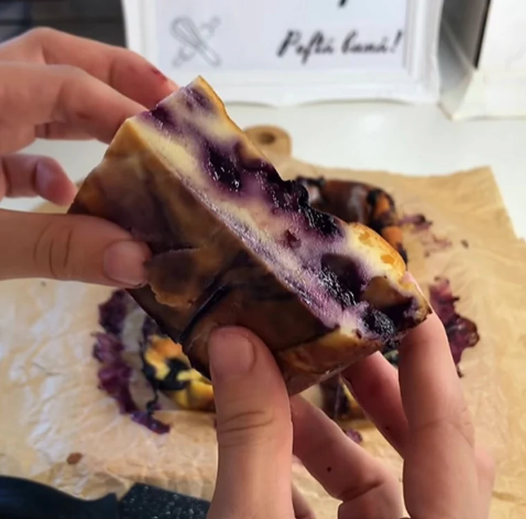 Prăjitura cu afine este delicioasă și se face ușor / foto: captura Instagram Iulia Lupu