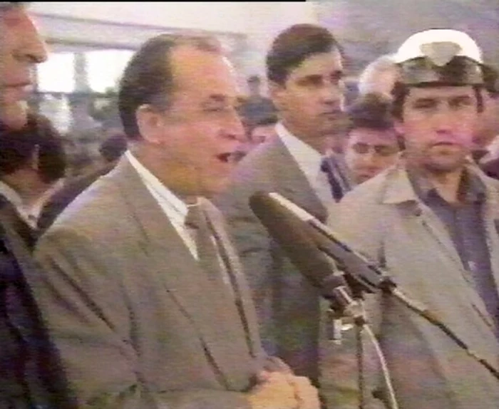 
    ”Vă mulţumesc pentru tot ceea ce aţi făcut în aceste zile!”. Aşa a salutat Ion Iliescu minerii care au terorizat Capitala în 13-15 iunie 1990. Au lăsat în urmă sute de răniţi şi opt morţi  