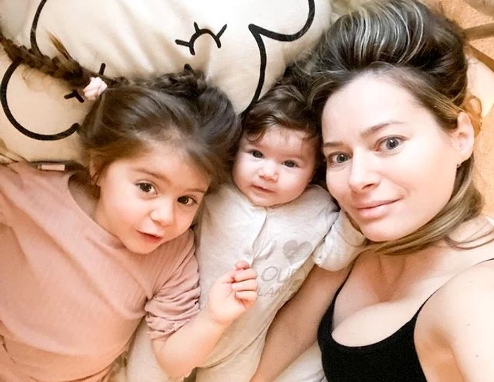 
    Laura Cosoi, alături de cele două fiice ale ei, Rita (2 ani) și Vera (8 luni)foto: arhiva personală  