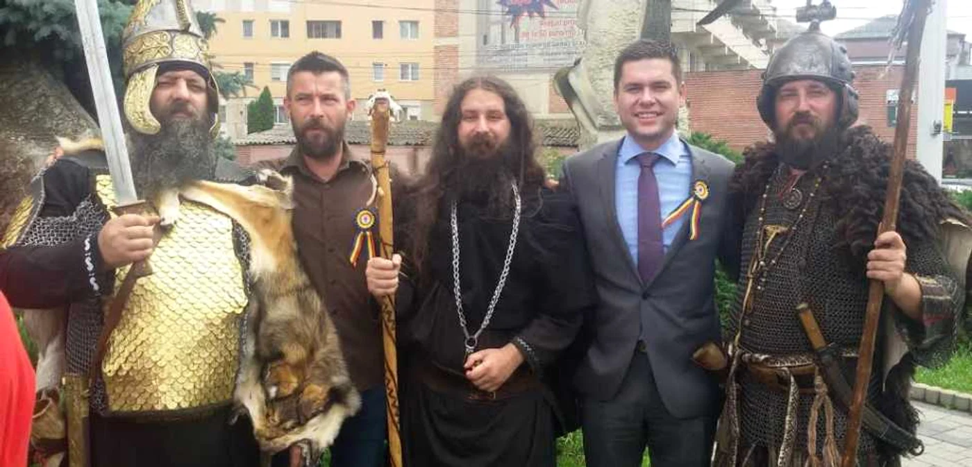 Andrew McGuinness (dreapta, în costum), alături de organizatorul şi participanţii de la Festivalul Celtic FOTO: Bogdan Rusu