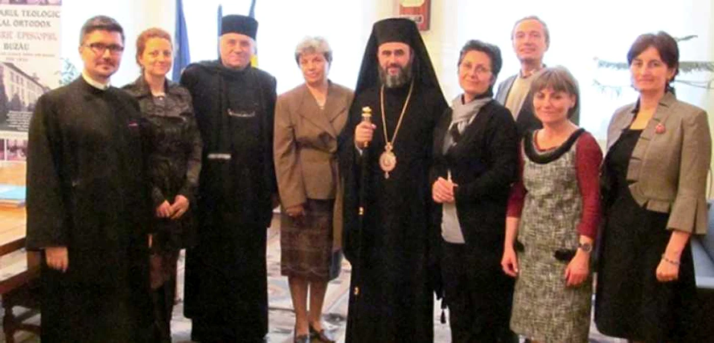 ÎPS Ciprian, alături de reprezentanţii centrului cultural „Cuvioasa Parascheva” FOTO: Basilica.ro