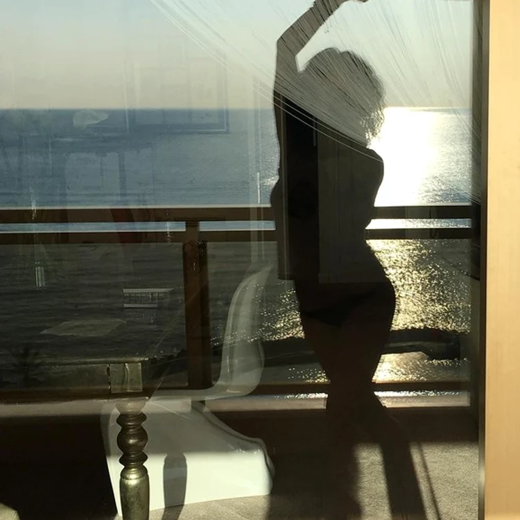 Vedeta a ieşit îmbrăcată sumar pe balconul apartamentului său