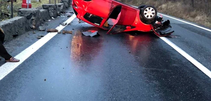 Accident pe Valea Oltului, maşină răsturnată; Foto: Adevărul