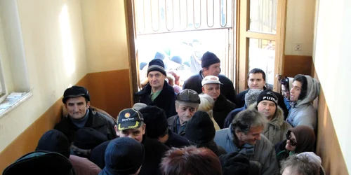 Zeci de şomeri s-au înghesuit să-şi ridice zahărul comunitar