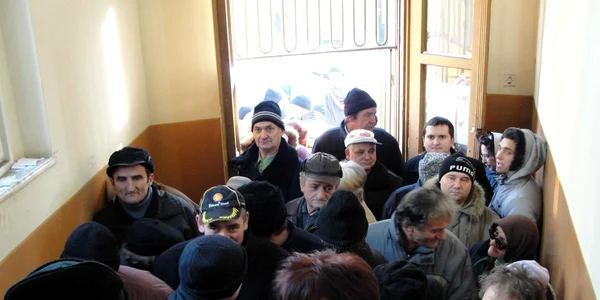 Zeci de şomeri s-au înghesuit să-şi ridice zahărul comunitar