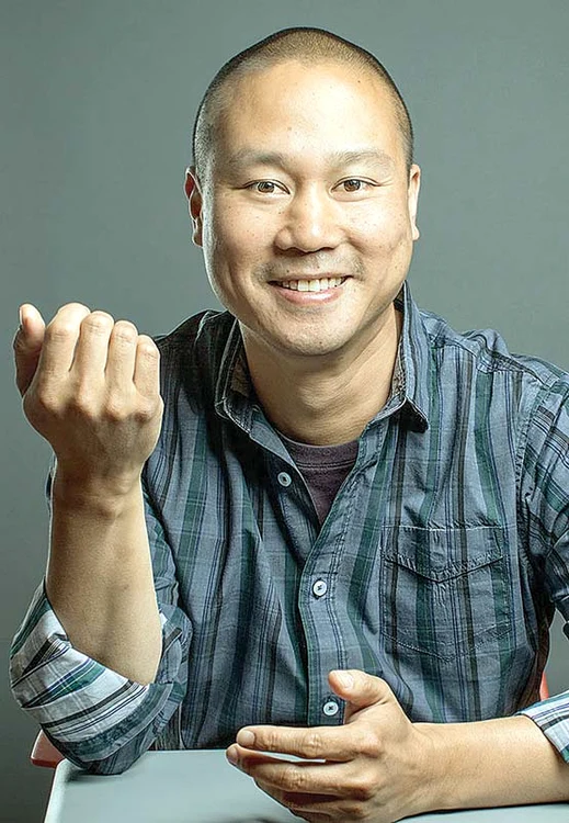 Multimilionarul Tony Hsieh ar putea să-şi cumpere orice vilă de lux, dar trăieşte într-un spaţiu de 12 mp