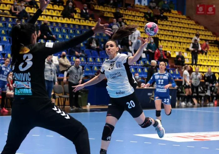 
    Carmen Martin este una dintre cele mai bune jucătoare de la CSM BucureștiFOTO: CSM București/ Sabin Malisevschi  