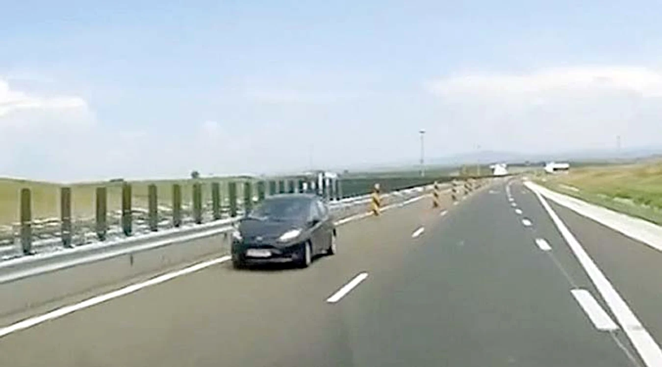 
    Maşina circula pe sens interzis fără semnalele sonore în funcţiune  
