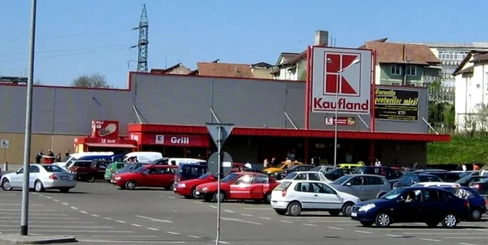 Parcarea Kaufland, la fel  de aglomerată ca întotdeauna