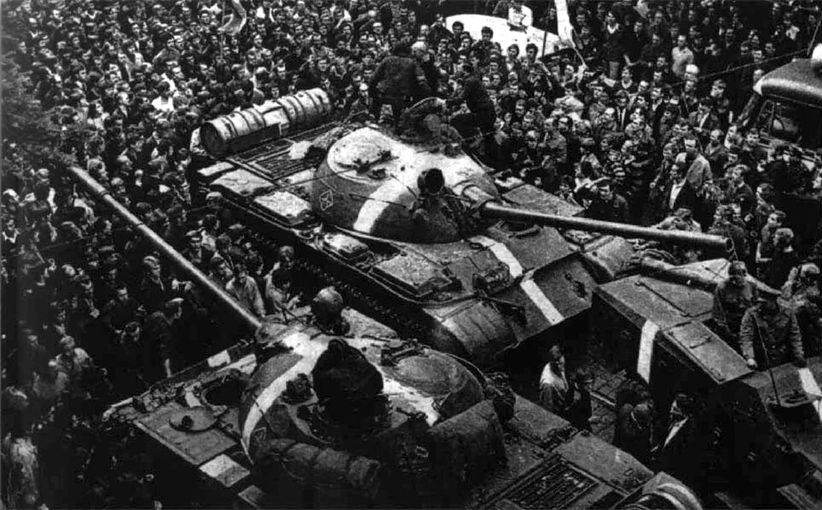 Tancuri sovietice în Praga, înconjurate de protestatari (© Wikimedia Commons)