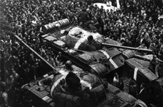 Tancuri sovietice în Praga, înconjurate de protestatari (© Wikimedia Commons)