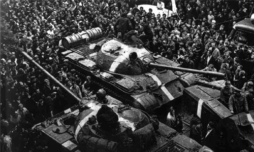 Tancuri sovietice în Praga, înconjurate de protestatari (© Wikimedia Commons)
