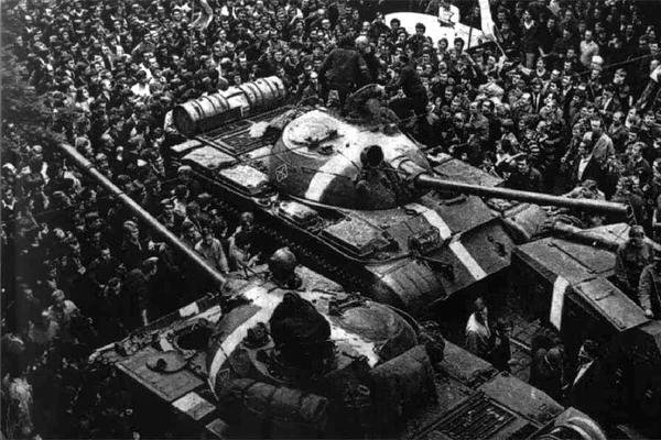 Tancuri sovietice în Praga, înconjurate de protestatari (© Wikimedia Commons)