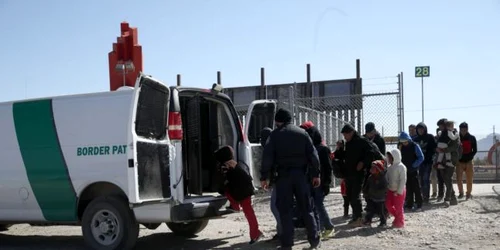 Grăniceri urcă emigranţi într-o maşină la graniţa dintre Statele Unite şi Mexic în El Paso Texas Statele Unite ale Americii FOTO Guliver / Getty Images / Justin Sullivan