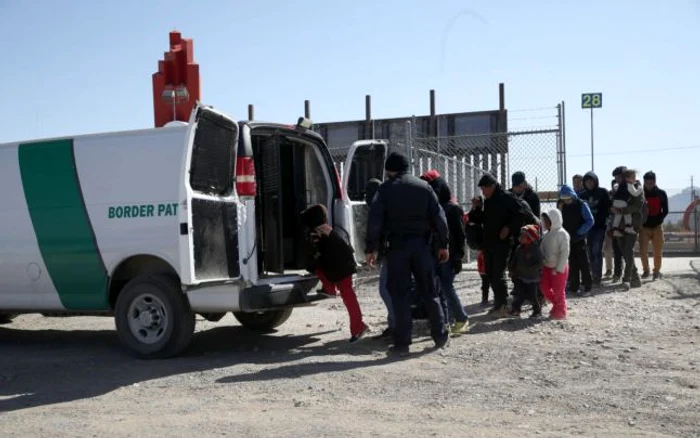Imigranți arestați la granița dintre SUA și Mexic/FOTO:AFP