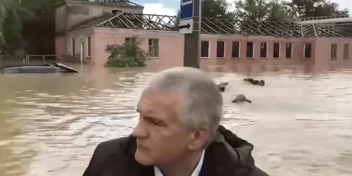 ngajati ai Ministerului Situatiilor de Urgenta din Crimeea inoata în spatele barcii lui Aksenov Foto Captura video