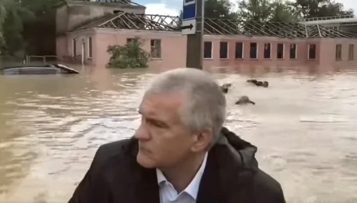 Angajati ai Ministerului Situatiilor de Urgenta din Crimeea inoata în spatele barcii lui Aksenov Foto: Captura video