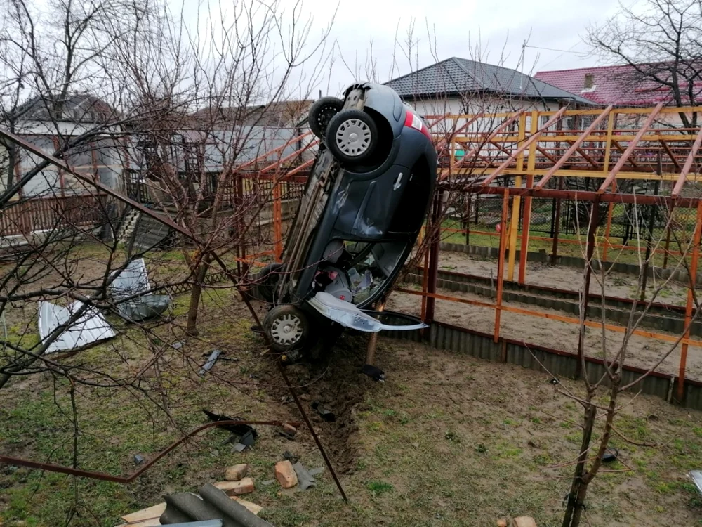 Maşina a taerizat într-o curte FOTO: ISU Bacău