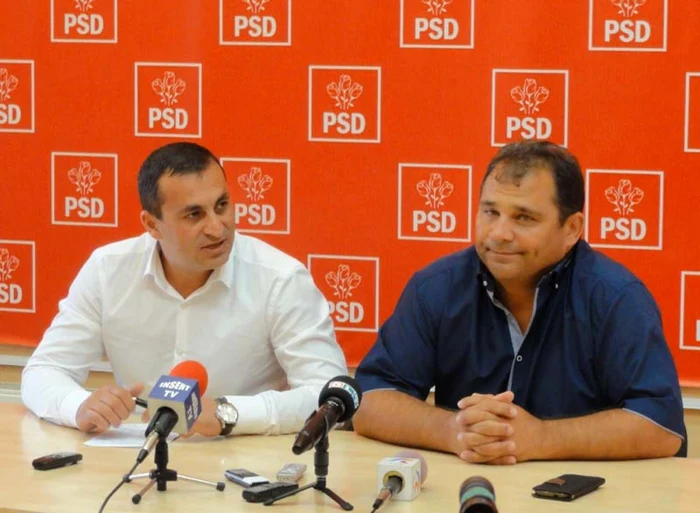 Alături de Marius Oprescu (stg), încă un primar de la PNL Olt (Ilie Chitez - dr.) a trecut "cu sufletul" la PSD Olt  (FOTO: Mugurel Manea)