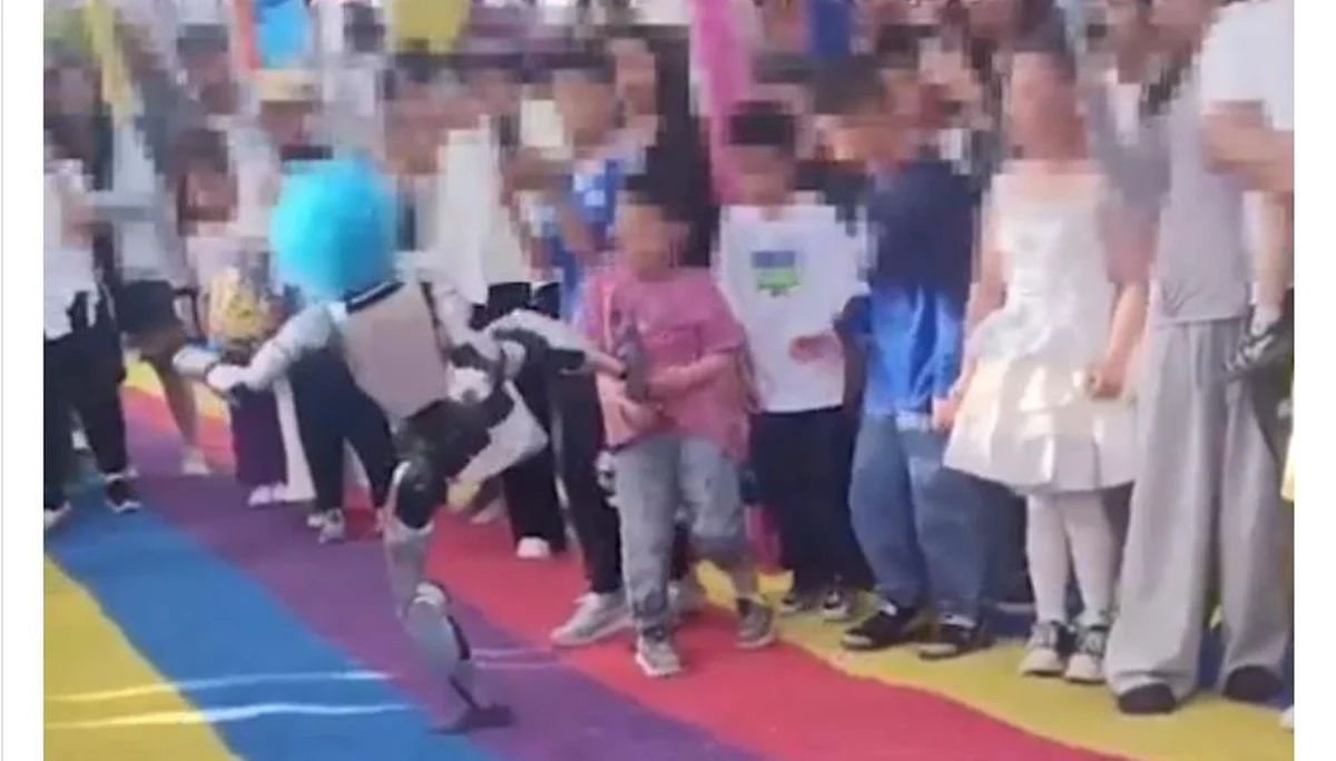 Un robot umanoid cu perucă de clovn a lovit un copil în timpul unei demonstraţii