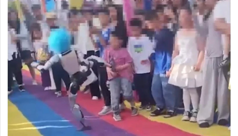 Un robot umanoid cu perucă de clovn a lovit un copil în timpul unei demonstraţii